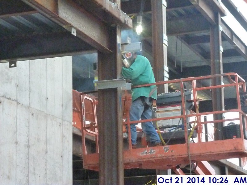 Welding clips along the beam for the stone panels Facing West  (800x600)